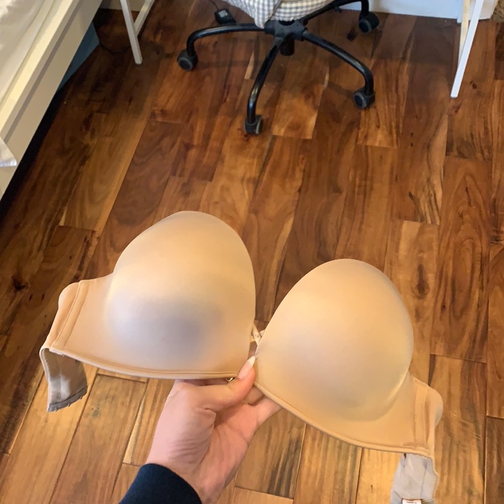 Victoria’s Secret bombshell strapless